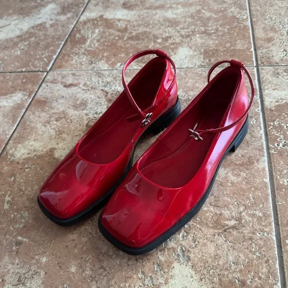 Lisa Says Gah Mia Mary Jane
$198 retail 
Color:
Red Patent - Picture 4 of 9